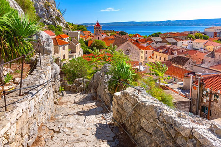 克罗地亚非常受欢迎的旅游点奥米斯和港克罗地亚桑尼镇和奥米斯港图片