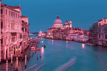 大运河和圣玛丽利亚的Basilica或意大利日落时圣玛丽亚德拉萨鲁特威尼斯圣玛丽亚德拉萨鲁特图片