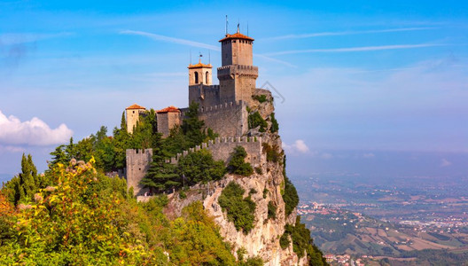 圣马力诺利市一塔Guaita堡垒全景阳光明媚的意大利山丘图片