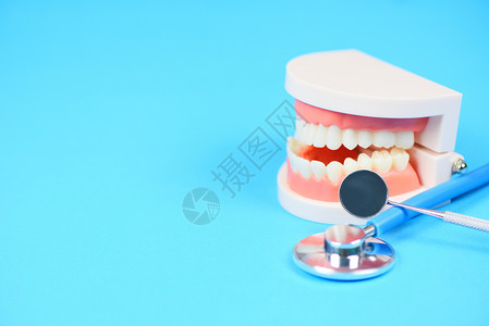 牙科护理概念工具配有假牙仪具和科卫生及设备检查配有牙齿模型和口镜腔健康检查背景图片