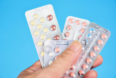 避孕方法概念持有避孕药的妇女用具意味着防止怀孕有选择的重点图片