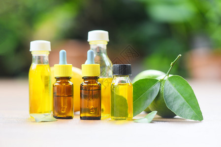 基本油配有柠檬药草和天然绿色背景的配方阿洛玛治疗草药油瓶香图片