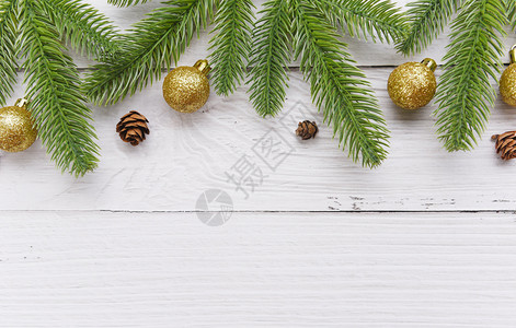 Fir树枝圣诞节球装饰松树金球假日背景顶视图复制空间图片