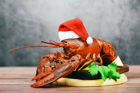 海鲜餐厅煮的红龙虾和圣诞帽子贝类图片