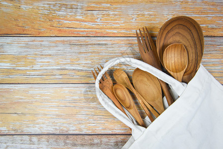 天然厨房工具木制品厨房用具背景勺叉筷棍板切用具和布袋表木板的顶视图概念图片