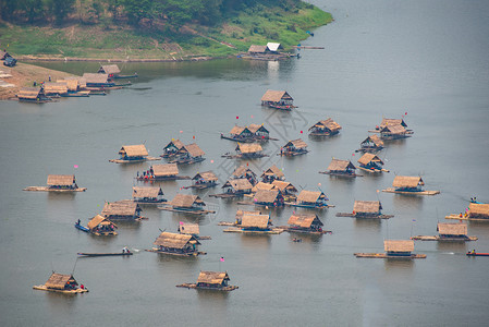 河上漂浮在边的竹船帆浮在河上以放松时间图片
