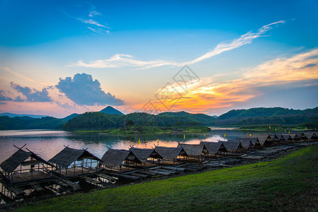 河边的风景日落山和竹帆船在河边漂浮以放轻松渡假泰国LoeiHuayKraTing地标图片
