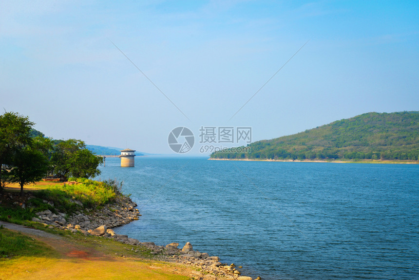 有水坝湖山和背景在明亮的日光中保留美丽的蓝色天空风景河流图片