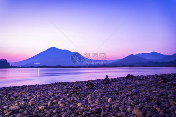 美丽的景色密贡河日出海滩有石美丽的河流和多彩山地背景图片