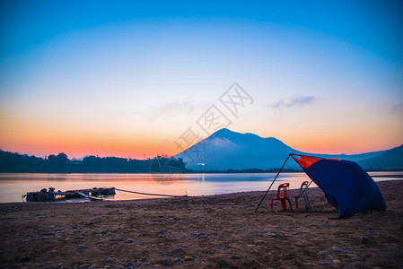 河流海滩上美丽的河流海滩上椅子和伞式帆布天空多彩日出或落山脉背景湄公河流域亚洲图片