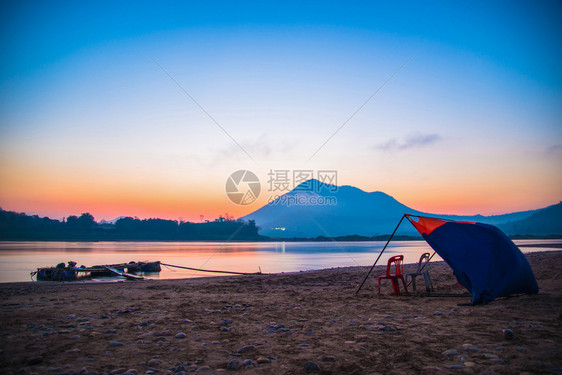 河流海滩上美丽的河流海滩上椅子和伞式帆布天空多彩日出或落山脉背景湄公河流域亚洲图片