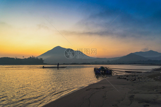 在湄公河亚洲渔船上的海滨夫风景鲜明的海边滨美丽的日出和山地背景的色彩多天空湄公河亚洲图片