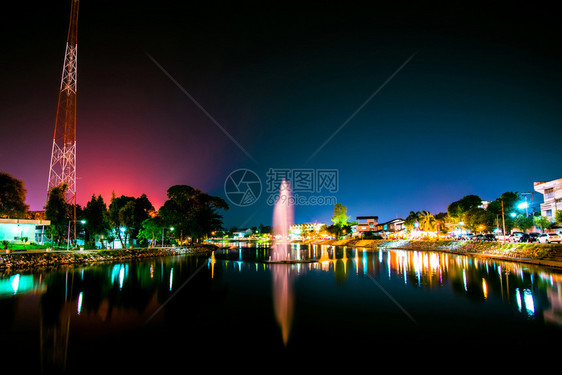 泰国Loei的风景夜光城市和美丽的喷泉河图片