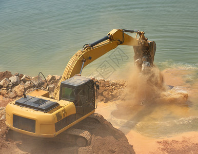 在建筑工地的河边挖掘土机图片