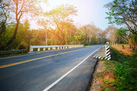 夏季在农村的阿法特公路和混凝土桥图片