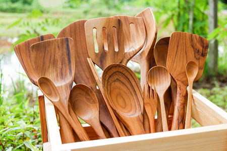 零废物厨房使用较少塑料概念各种大小的木勺子和煮饭的具关于自然背景的厨房切开器图片
