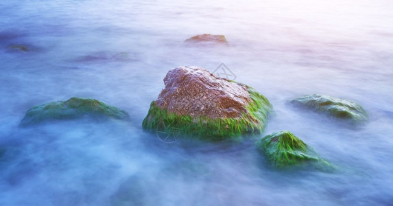 美丽的海景自然构成云和水雾图片