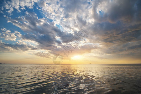 日落时的天空背景和水反射自然构成图片