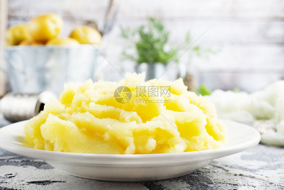 土豆泥和白碗黄油图片