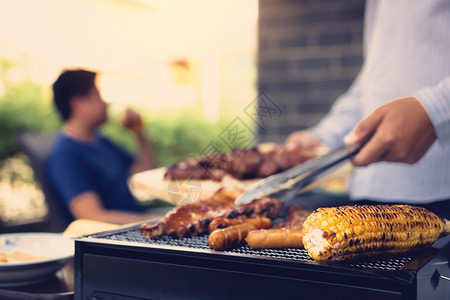 街头食品市场BBQ烧烤肉猪蔬菜和水果背景图片