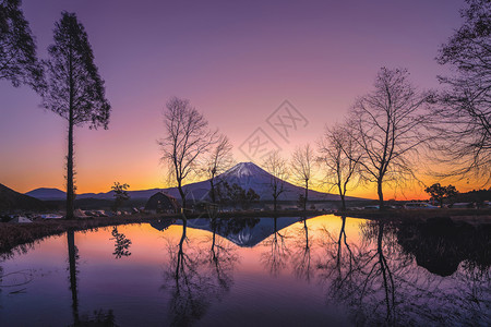 富士山上有红色的木叶或秋天多彩的季在亚马纳西藤川口子附近五个湖泊日本有蓝天的树木自然景观背图片