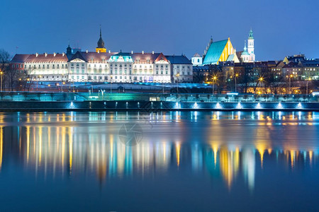 晚上蓝色时分在Vistula河中反射的老城波兰华沙晚上在波兰华沙老城和河边的Vistula图片