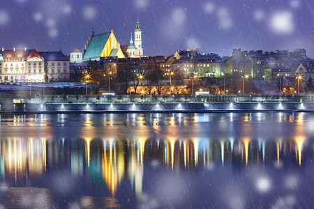 波兰华沙老城和河水晚上在波兰华沙图片