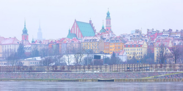 皇家城堡的全景和波兰华沙Vistula河的五花八门房子波兰华沙的老城和河流Vistula在晚上图片