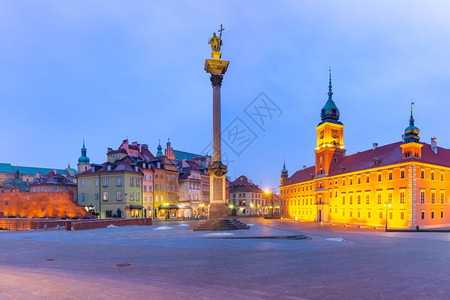 城堡广场与皇家多彩房屋和Sigismund专栏在波兰华沙旧城的清晨蓝色时段波兰华沙图片