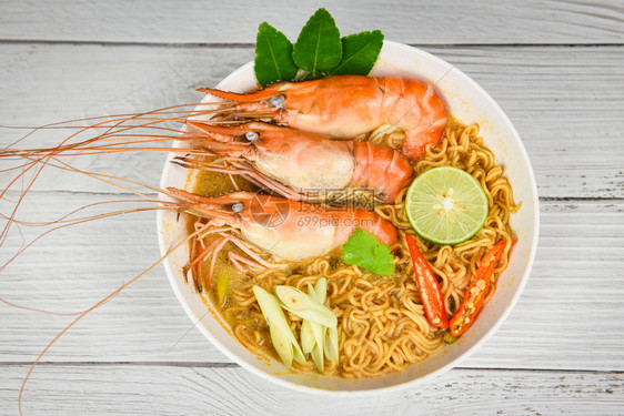 虾汤饭桌和香料食品成分TomYumKung风景顶端图片