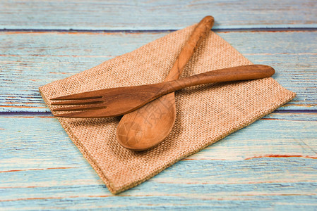 天然厨房工具木制产品餐具桌背景的厨房用具配有木制勺子和叉图片