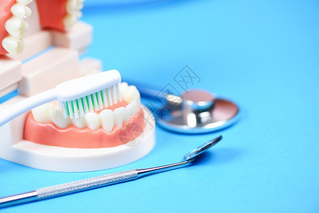 牙科护理概念工具配有假牙仪具和科卫生及设备检查配有牙齿模型和口镜腔健康检查图片