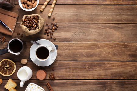 木制背景表格上方的咖啡和豆子高清图片