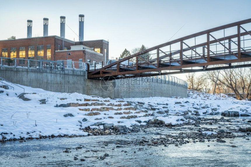 位于科罗拉多州立大学能源园区科罗拉多福特林斯罗拉多市中心新开发的白水公园CachelaPoudre河上的大桥冬季日落风景图片
