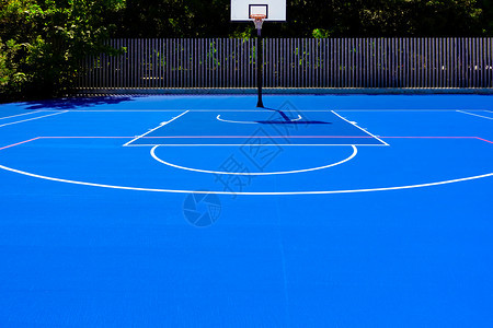 一个户外公园的篮球场日中光没有人和蓝漆的地板图片