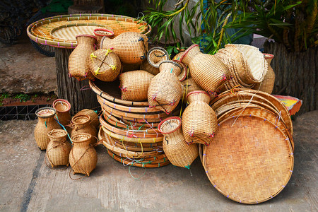 拉坦和竹子篮手工艺品种着篮子捕渔场手制竹成的容器装在当地小岛图片