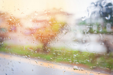 玻璃上的雨滴有水和自然模糊背景的雨天窗玻璃图片