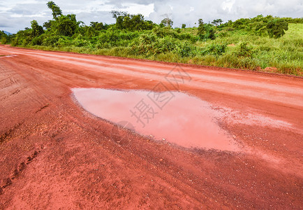 农村水坑泥土道路图片