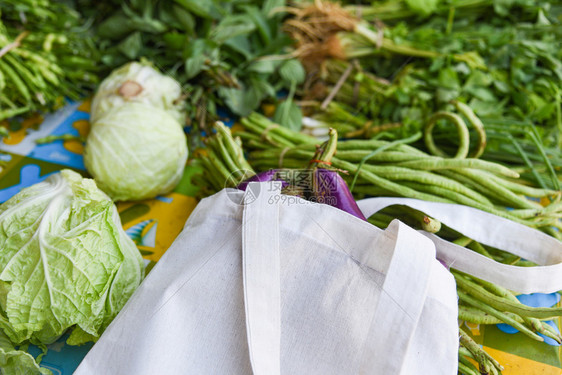 零废物使用较少塑料概念在生态棉花织布袋中使用新鲜蔬菜有机制品市场免费塑料购物中的白色拖布袋图片