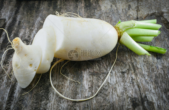 木背景白上新鲜萝卜图片