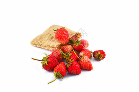 草莓有机农庄园白本底收获时孤立的麻袋中新鲜草莓图片