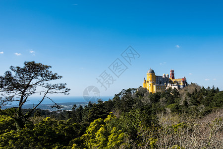 葡萄牙里斯本市辛特拉的佩纳宫著名地标夏晨风景和蓝天图片