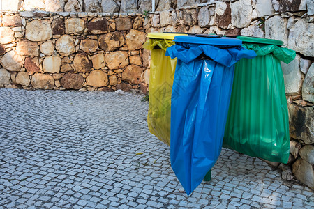 废物分类成不同的包装袋纸玻璃塑料外景图片