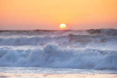 日落在海洋上波浪和日落的全景美国佛罗里达州图片