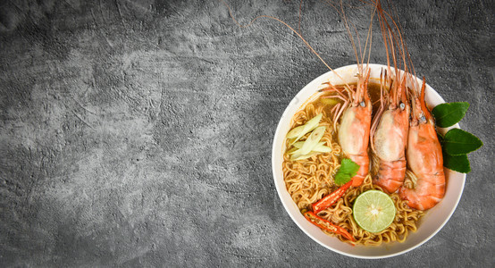 虾汤饭桌和香料成分土豆类传统食品TomYumKung图片