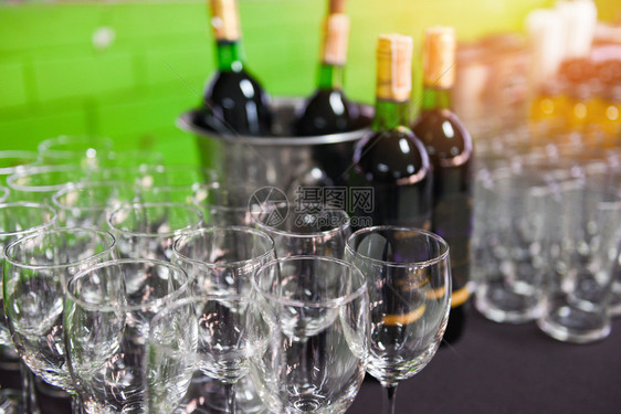 冰桶中的红酒瓶和桌底杯庆祝晚会的香槟杯有选择焦点图片
