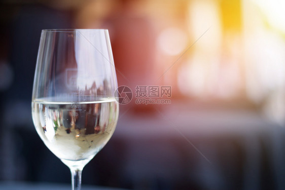 用白葡萄酒把杯子切掉夏天图片