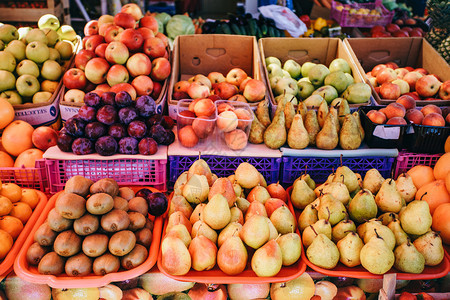 水果市场很多不同的新鲜水果图片