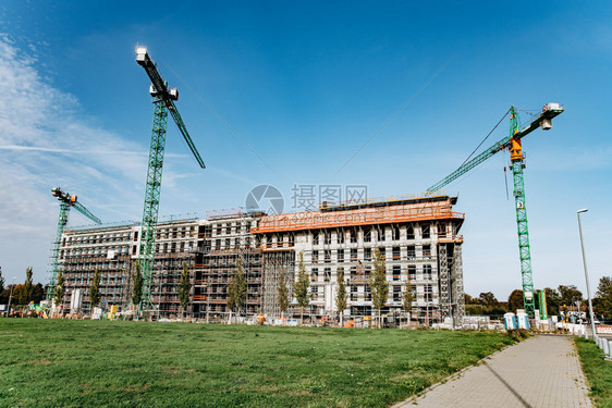 建造多层起重机建筑图片