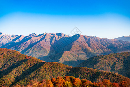 高加索山脉上一片蓝天的风景图片